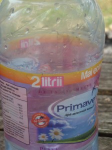 poza-cu-sticla-de-apa