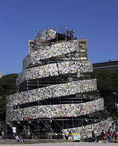 Marta Minujin, o artista din Argentina a ridicat in Buenos Aires un turn de 25 de metri construit din cărţi