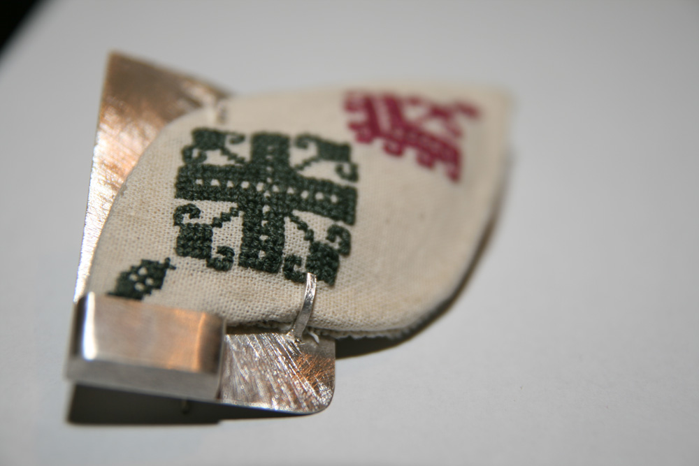 Brosa Portul Traditiei designer Mihaela Ivana