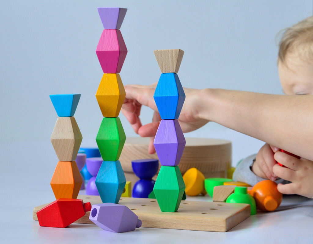 Jucarie din lemn Micuta Coloana Infinita designer Minitremu