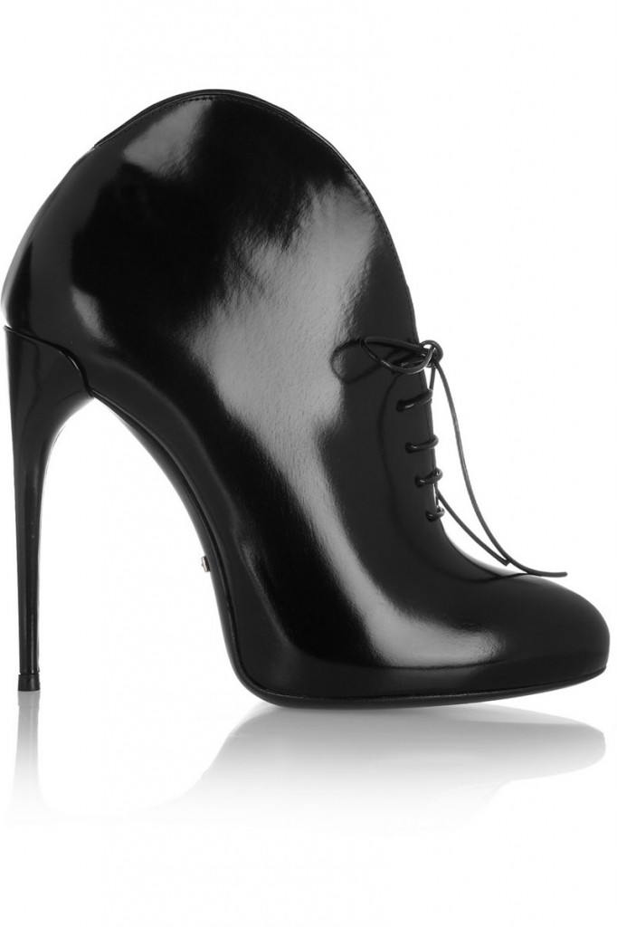 elle-04-gucci-curved-leather-lace-up-ankle-boots-xln