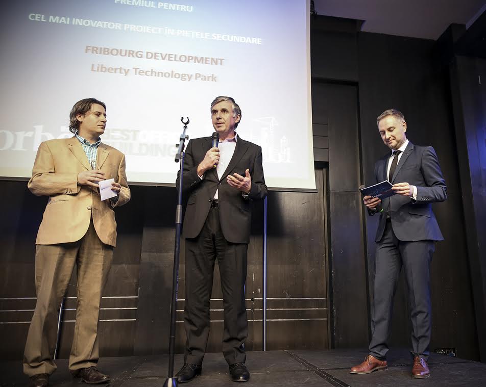 Ion Sturza (mijloc) primeste premiul de la Forbes
