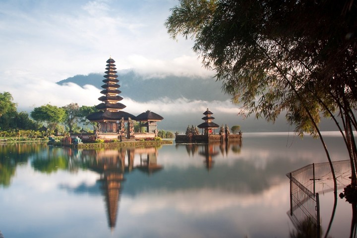 floating temple - pandu adnyana