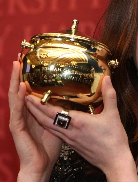 Anne+Hathaway+Receiving+Hasty+Pudding+Pot+T6D6Oa8o9eel