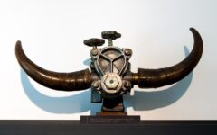 Regele, obiect steampunk, realizat de poetul Traian T. Coșovei, colecția Muzeului Național al Literaturii Române Bucureșt