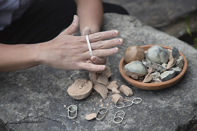 IsabellaPerez_ring_SemillaGrande_2023_Sterlingsilver_clay_5.6x0.5cm copy
