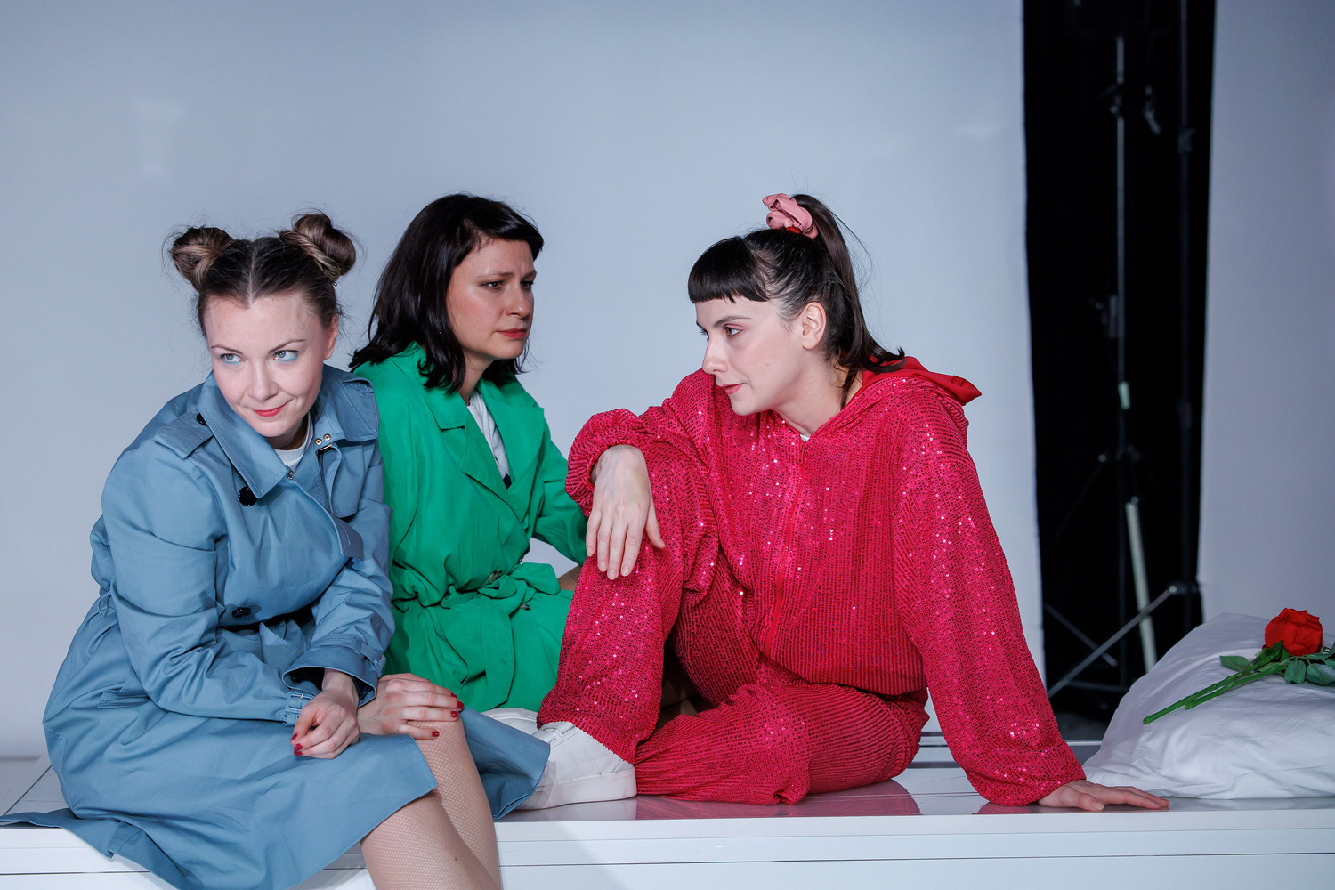 ADRENALINĂ - 


un spectacol ce explorează tema adicției contemporane în diferite forme 
și cultura pop recentă –