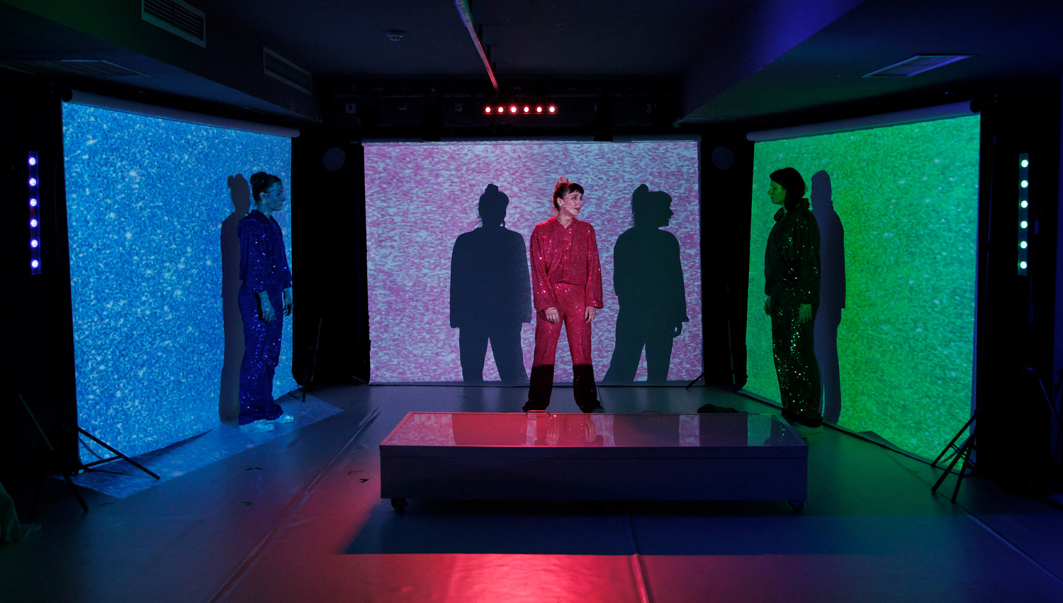 ADRENALINĂ - 


un spectacol ce explorează tema adicției contemporane în diferite forme 
și cultura pop recentă –