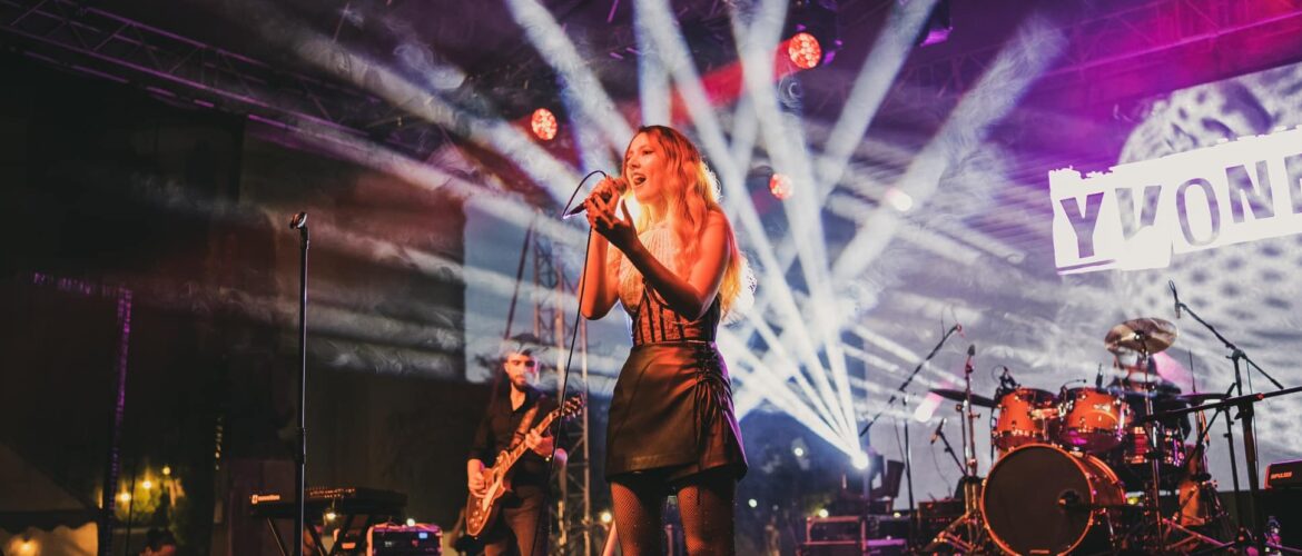 yvonne live cu trupa