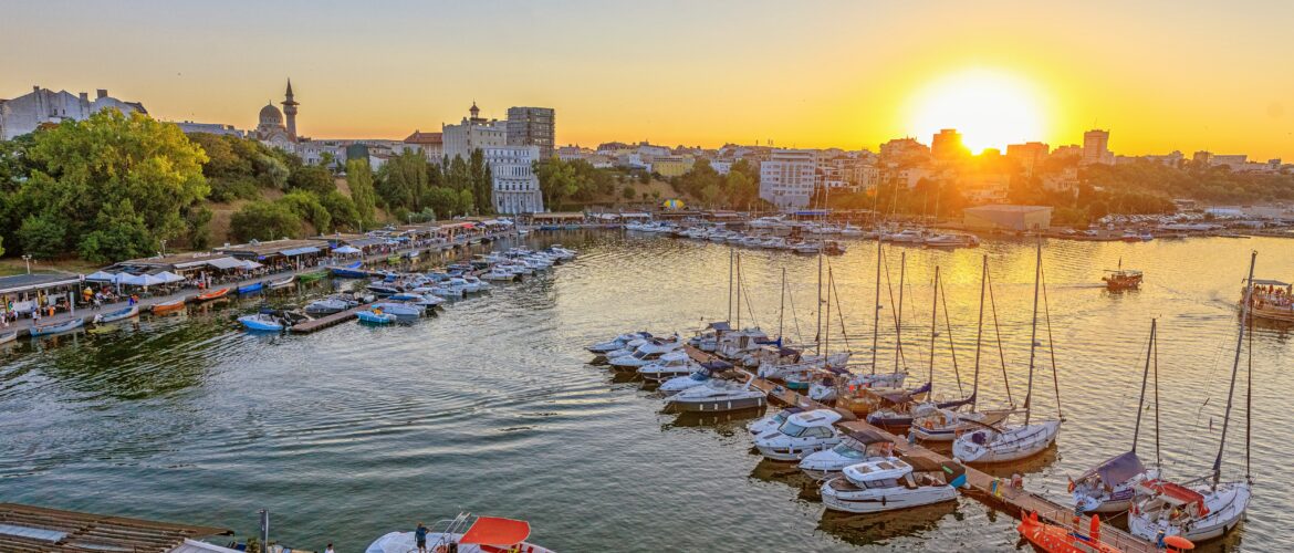 Mamaia rămâne stațiunea favorită a turiștilor în sezonul estival. Cât costă o noapte de cazare și un prânz la malul mării – 1