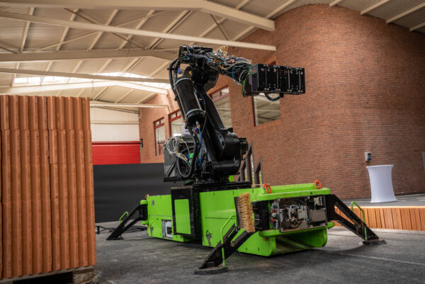 wienerberger aduce în premieră în România robotul de zidărie WLTR, la nZEB Expo București