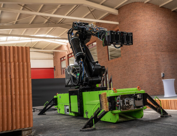 wienerberger aduce în premieră în România robotul de zidărie WLTR, la nZEB Expo București